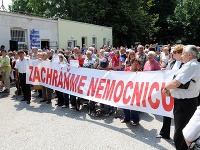 Protest pred nemocnicou v Partizánskom