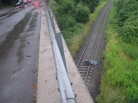 Motorkár spadol na železničnú trať