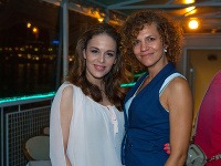 Karin Haydu (vľavo) na posedení pri príležitosti ukončenia jarnej sezóny seriálu Ordinácia v ružovej záhrade.