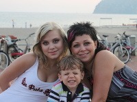 Dominika spolu s mamou a s bratom na tureckej pláži.