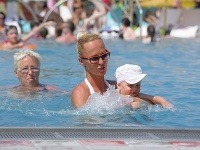 Zuzana sa aj v bazéne chránila okuliarmi. 