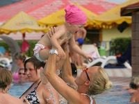 Zuzana a Salma šantili v bazéne. 