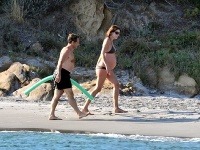 Tehotná Carla Bruni-Sarkozy a Nicolas Sarkozy na pláži