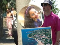 Andrea Herinhová (vľavo) zostala doma v Bratislave, pripravuje sa na sťahovanie. Jej partner Boris Kollár vzal na dovolenku do Portorožu svoju milenku Barbaru. 