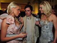 Denisa a Nikol s českým hercom Vojtom Kotkom. 