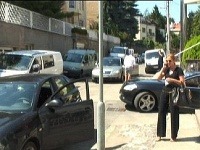 Arogantný šofér na hodinu zablokoval úzku bratislavskú uličku.
