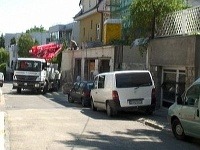 Arogantný šofér na hodinu zablokoval úzku bratislavskú uličku.