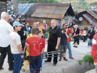 Režisér Martin Šulík prešiel celou osadou a vysvetľoval, čo sa dostalo do filmu. 