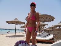 Štíhla Elena Podzámska v plavkách.