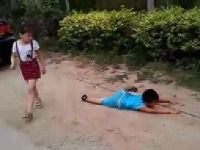 Dievča zhodí svojho bratranca do prachu