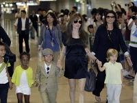 Angelina Jolie s deťmi Maddoxom (8), Zaharou Marley (6), Paxom Thien (6) a Shiloh Nouvel (4)