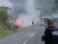 Maskovaní Srbi podpálili hraničný priechod s Kosovom