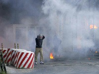 Maskovaní Srbi podpálili hraničný priechod s Kosovom Maskovaní Srbi podpálili hraničný priechod s Kosovom