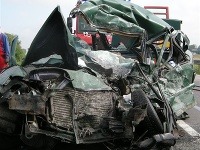 Auto náraz úplne zničil