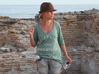 Michaela Čobejová preferovala na dovolenke ležérny outfit. Od práce si oddýchla aj jej pokožka - herečka sa nelíčila.