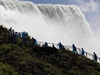 Výhľad turistov na Niagarské vodopády. Výhľad turistov na Niagarské vodopády.
