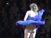 Taylor Swift na pódiu so zdvihnutou sukňou