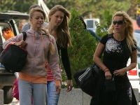 Erika Barkolová na letisku s dcérami Patríciou (vľavo) a Alexandrou. 