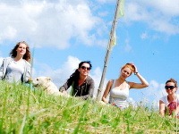 Kristína Farkašová (tretia zľava) dovolenkovala za pár eur spolu s kamarátkami.