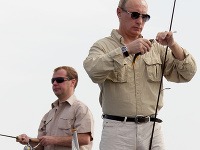 Putin s Medvedevom išli loviť ryby