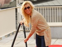 Riaditeľka televízie Gabika Drobová ako upratovačka.