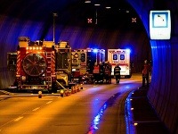 Pri spoločnom cvičení polície a hasičov v tuneli Sitina simulovali rukojemnícku drámu.