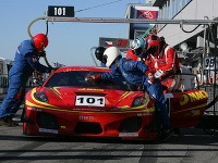 Malchárkovo Ferrari počas zastávky v boxoch. Po zmene jazdca došlo k chybe a začalo horieť. 