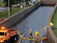 Hasiči pumpujú vodu zo zatopeného tunela vo Virgínii