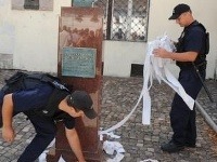 Polícia organizátorov akcie legitimovala a toaletný papier odstránila
