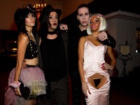 Marilyn Manson (druhý zprava) a jeho milenka China Chow s obnaženým prirodzením.