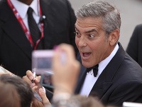 George Clooney na otvorení festivalu predviedol zásobu grimásu.