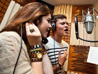 Celeste Buckingham a Noah Ellenwood nahrávajú duet