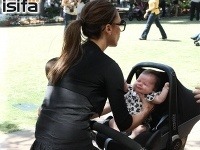 Victoria Beckham s dcérkou Haper Seven v uliciach Beverly Hills.