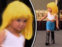 Dievčatko v šou Toddlers and Tiaras v outfite prostitútky.