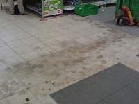 Podlaha v predajni nebola na niektorých miestach práve najčistejšia