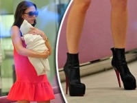 Victoria Beckham s dcérkou Harper Seven v náručí. A čo tie topánky?!