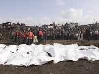 Záchranári stoja blízko mŕtvych tiel obetí výbuchu