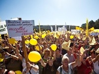 Učitelia dnes protestovali na Námestí slobody pred Úradom vlády v Bratislave