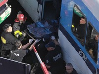 Zrážka vlaku s autobusom na železničnom priecestí