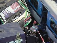 Zrážka vlaku s autobusom na železničnom priecestí