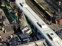 Zrážka vlaku s autobusom na železničnom priecestí