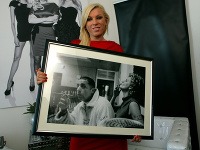 Gabriela Drobová s vydraženou fotografiou Flašíkovcov. 