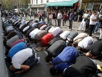 Moslimovia pri modlitbe na ulici Paríža Moslimovia pri modlitbe na ulici Paríža