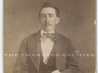 Muž na fotke z roku 1870, ktorý nápadne pripomína herca Nicolasa Cagea.