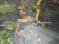 Zatiaľ čo Dominika Mirgová mrzla vo vode, plával okolo nej had.