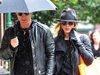 Jennifer Aniston mokla, zatiaľ čo Justin Theroux sa schovával pod dáždnikom.