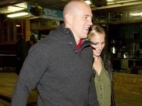 Zara Phillips s manželom Mikeom Tindallom aj napriek nedávnemu škandálu pôsobí šťastne.
