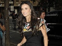 Demi Moore chce pôsobiť o polovicu mladšie za každú cenu.