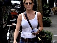 Jennifer Aniston aj v jednoduchom outfite dokáže pôsobiť hriešne sexi.