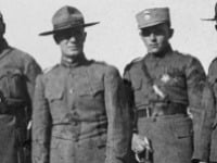 Fotografia amerických a česko-slovenských oficierov zachytená okolo roku 1900. Druhý vojak zľava sa nápadne podobá na Markizáka Patrika Švajdu